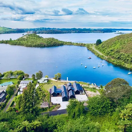 Lakefront Living - Lake Rotoiti Holiday Home