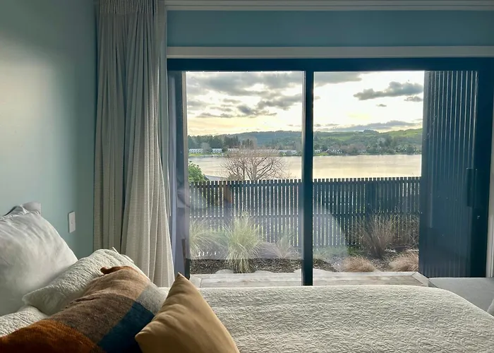 Lakefront Luxury - Rotoiti Holiday home *