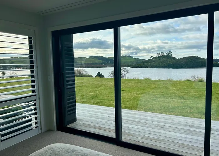 Lakefront Luxury - Rotoiti Holiday home *